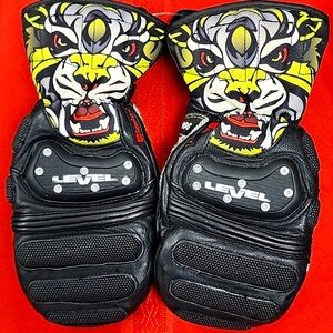 Level racing glove